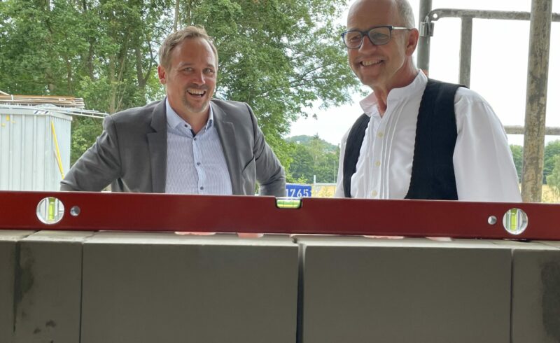 Freuen sich über das Richtfest des Funktionstraktes: Polier Jürgen Niers (rechts) und Klinik-Geschäftsführer Thorsten Keuschen.