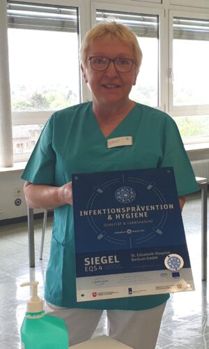 Bild: Ursula Altewischer freut sich, für das St. Elisabeth-Hospital Beckum das 4. Qualitäts- und Transparenzsiegel erhalten zu haben.